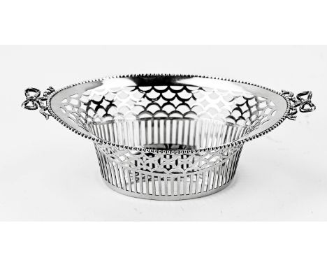Silver bonbon basket, 833/000, oval sawn model with bars and half moon decor. With pearl rim and bows as handles. 17x10x5cm. 