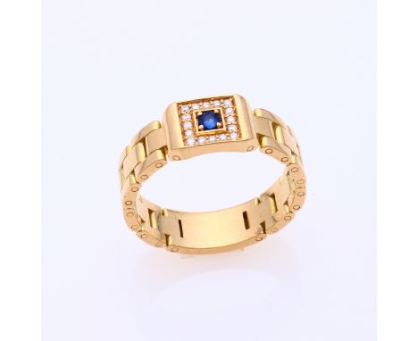Yellow gold ring, 750/000, with a band with link decor. With a square head set with a round faceted sapphire and around it a 
