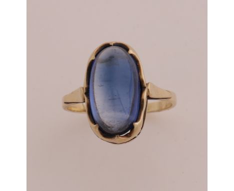 Yellow gold ring, 585/000, with blue stone. Ring with an oval contoured head set with an oval cabouchon cut blue stone. Head 