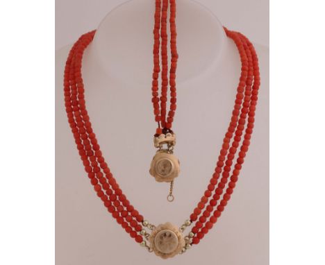 Necklace and bracelet with red corals and a yellow gold clasp, 585/000. Necklace with 3 rows of red coral, ø 4mm, attached to