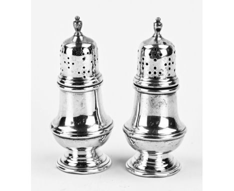 Two silver spreaders, 925/000, contoured model placed on a round base. One dent, otherwise in good condition. ø4.5x11cm. tota