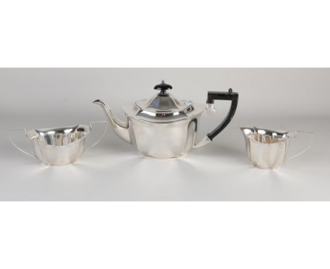 English, three-piece plated tea set. First half 20th century. Dimensions: 14 - 29 cm. In good condition.