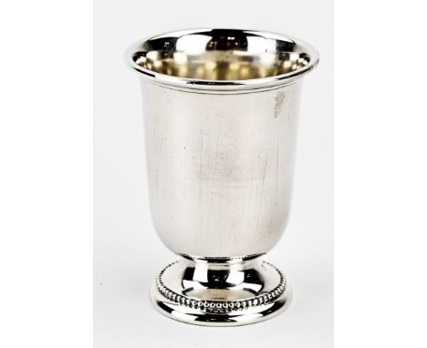 Silver cup, 833/000, on a round base with pearl rim. The cup has a folded rim. MT.: JM van Kempen, Voorschoten, jl.:S:1902. ø