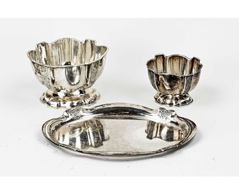 Silver silver platter and 2 dishes, 835/000, oval contoured model in four places with Biedermeier engraving. IT.: D.Aubert, T