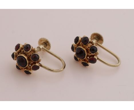 Yellow gold ear screws, 585/000, with garnet. Gold rosettes with 8 garnet stones, fitted with a hook with a screw. ø 10.5mm. 