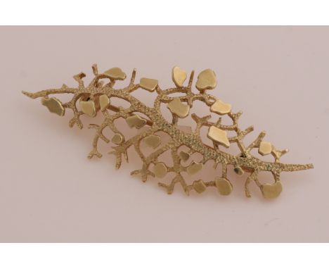 Yellow gold brooch, 585/000, in the shape of a modern branch brooch. Equipped with a ball closure. 50x21mm. about 4.4 grams. 