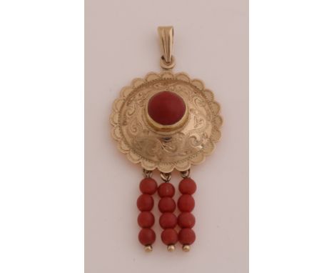 Yellow gold pendant, 585/000, with red coral. Round pendant with a scalloped edge, an engraved treatment and set in the middl