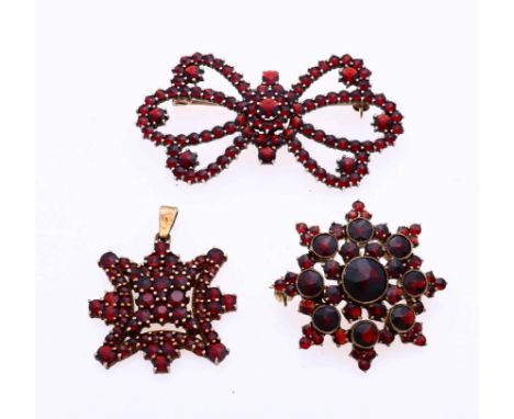 Lot with 2 brooches and a pendant with garnet, Pendant in the shape of a star set with garnet stones, 800/000, a brooch in th