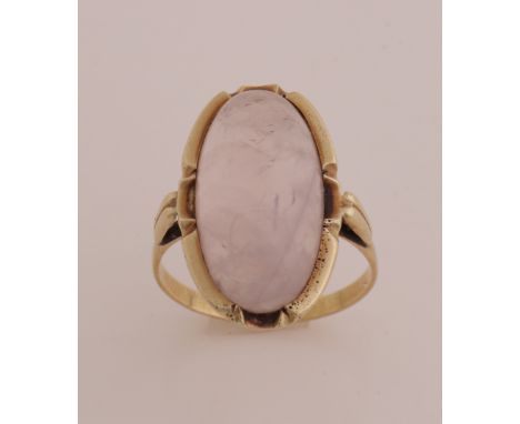 Yellow gold ring, 585/000, with rose quartz. Ring with an oval head set with an oval cabouchon cut rose quartz. Head size 25x