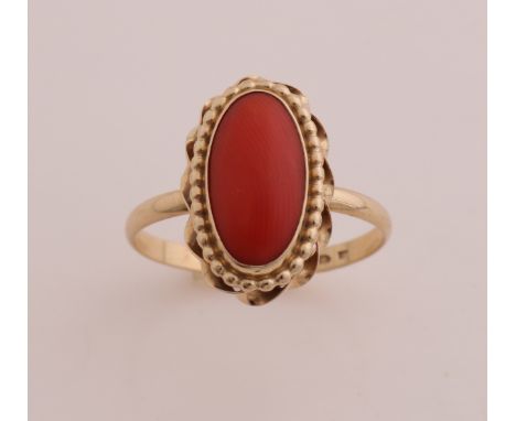 Yellow gold ring, 585/000, with red coral. Ring with an oval tooled edge with a twisted ne pearl finish, set with an oval red