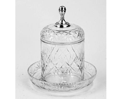 Crystal rusk tin with silver knob, 833/000. Crust tin with star cut, placed on a crystal saucer and fitted with a lid with si