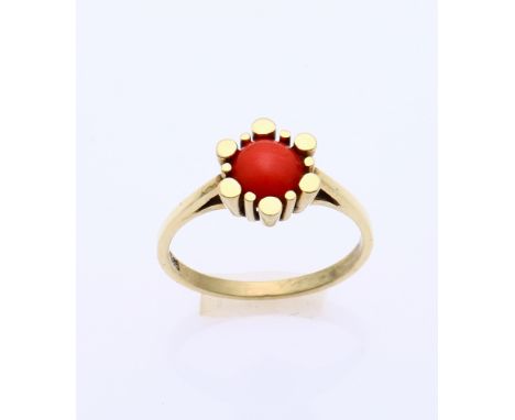 Yellow gold ring, 585/000, with red coral. Ring with a gold flower-shaped head set with a round red coral. ø head 10 mm. ø 55