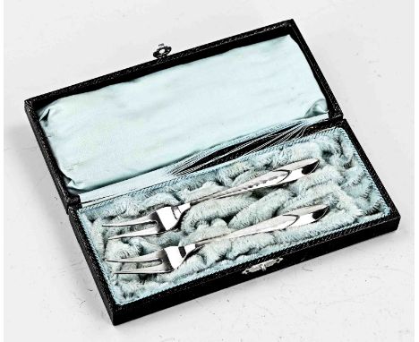 Two silver meat forks, 835/000, with a partly hammered handle. Art Deco. MT.: Gerritsen and Van Kempen, Zeist. 1926-1961. 14 