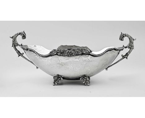 Beautiful silver boat-shaped bowl, 925/000, contoured model with decorated rim with twisted decor and floral elements. Placed