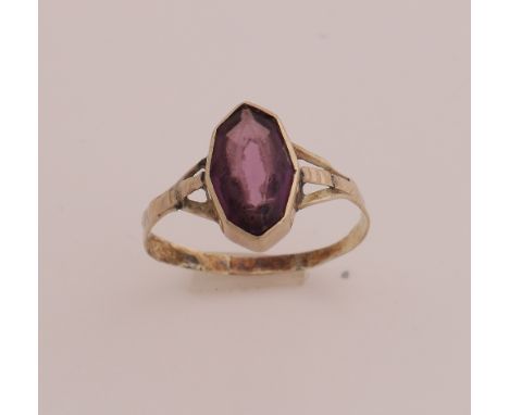 Yellow gold ring, 585/000, with amethyst. Fine band ring with an oval-contoured setting in the middle set with a faceted amet