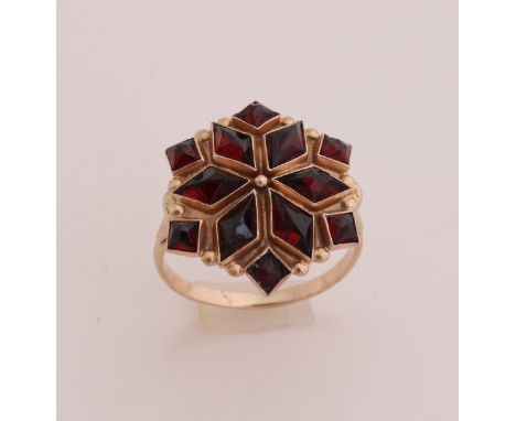 Yellow gold ring, 585/000, with garnet. Ring with a star-shaped rosette set with square and rectangular cut garnet stones. He