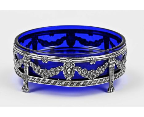 Silver jardiniere, 915/000, round model with garlands, ram's heads, placed on 4 claw feet. The jardiniere has a blue glass in