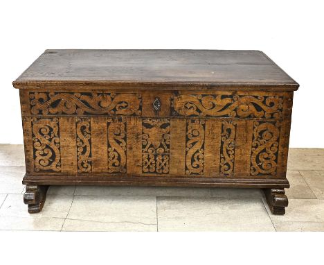 18th century German chest of oak, with sled legs and lock. Baroque chest. Dimensions: 81 x 145 x 68 cm. In good condition.