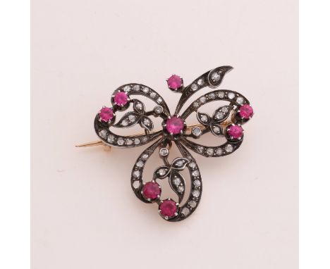 Yellow gold brooch, 750/000, with silver, ruby and diamond. Brooch in an elegant flower shape decorated with various diamonds