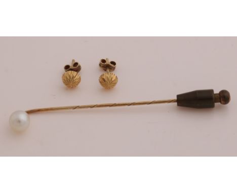 Lot with a yellow gold stud and ear studs, 585/000. Pin with a cultured pearl, ø 6,5mm, and a base safety. And a pair of ear 