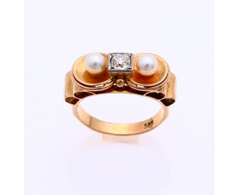 Yellow gold ring, 585/000, with pearl and diamond. Ring with a straight head with 2 round gold elements with cultured pearl, 