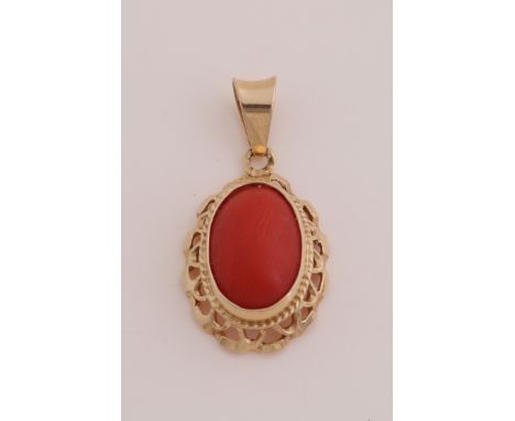 Yellow gold pendant, 585/000, with red coral. Oval pendant with an openwork scalloped edge, set with an oval red coral. Size 