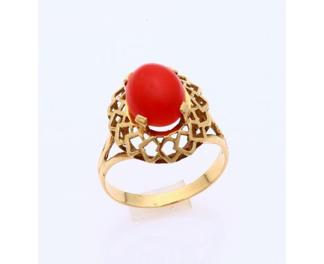 Yellow gold ring, 750/000, with red coral. Ring with a tight openwork head, set in the middle with an oval cabouchon cut red 