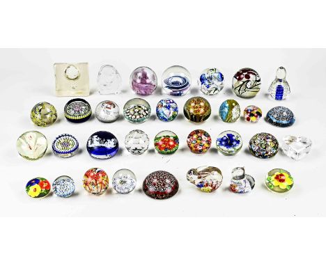 Lot of old glass paperweight. About 33 pieces. Among other things; Murano, Sweden, Eisch, Goebel, Swarovski. Dimensions: 5 - 