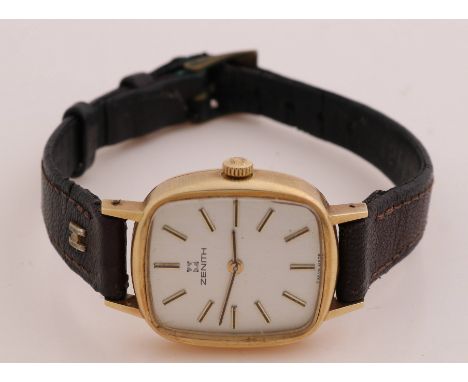 Yellow gold ladies watch, 750/000, mechanically fitted with a rectangular case with rounded corners. 24x28mm. Attached to a l