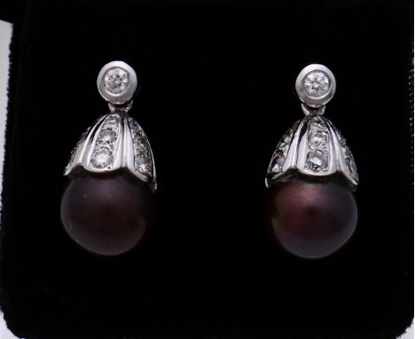 Beautiful white gold earrings, 585/000, with diamond and pearl. White gold ear studs with a smooth conversion set with a bril