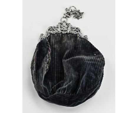 Antique silver bail bag, 800/000, contoured model decorated with curls bearing the coat of arms of the Vatican. 13x36cm. The 