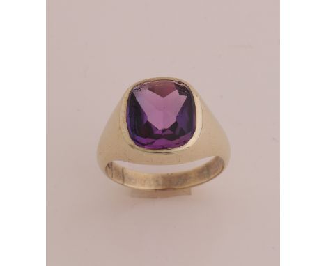 Yellow gold signet ring, 585/000, with amethyst. Signet ring with a rectangular contoured head set with an amethyst stone, sm