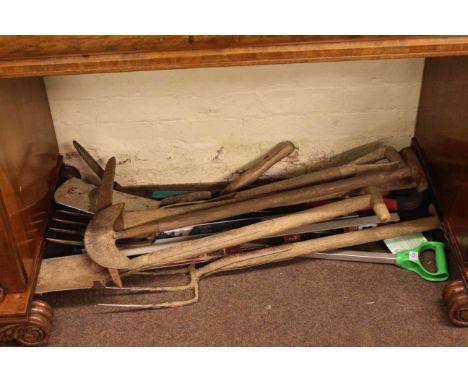 Collection of garden tools, clamps etc.