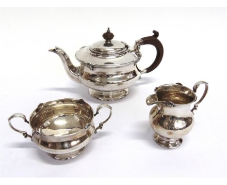 A THREE PIECE SILVER TEA SERVICE  by Adie Brothers, Birmingham 1925, 682g (22 troy ozs) gross