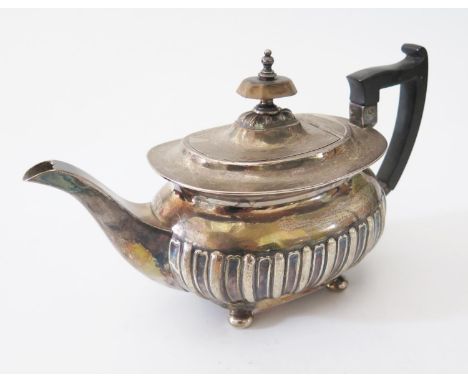 An Edward VII Silver Teapot, Sheffield 1901, Walker & Hall, 432g 