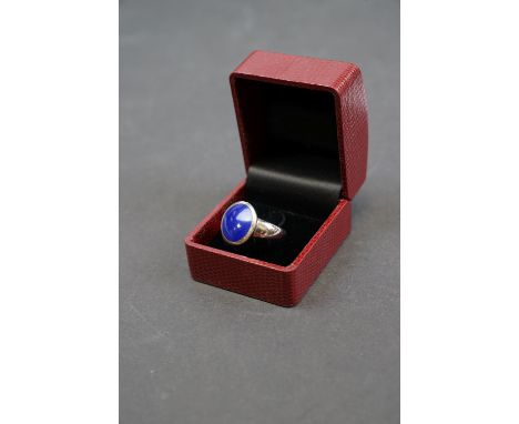 Silver gents ring set with lapis lazuli, stamped 925 