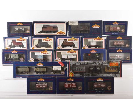 Bachmann 00 Gauge boxed Goods Rolling Stock (23 wagons,19 boxes) 37-225X Modelzone BR grey Steel wagons triple pack weathered