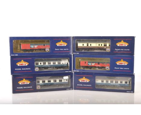 Bachmann 00 Gauge boxed BR MK1 blue/grey Coaches BR WR Coach and Rail Express Systems Coaches (6), Blue/grey Coaches, 39-025C