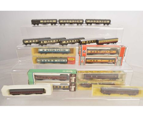 N Gauge British Outline Coaching Stock (18), various liveries packaged boxed/cased and loose, Lima Pullmans Cecilia 355 (one 