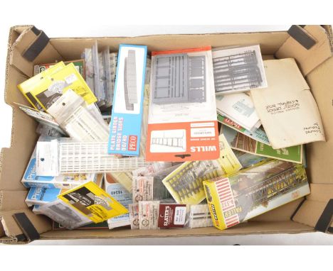 Large quantity of 00 Gauge Figures by Merit Peco Bachmann Preiser and others and lineside Accessories by Ratio Airfix Peco an