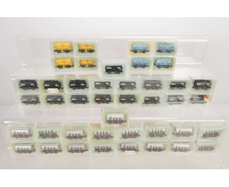 Peco N Gauge Fuel Tank Wagons (44), all cased, Esso in silver livery (19), Shell BP in black (17), Shell Electrical Oils in y