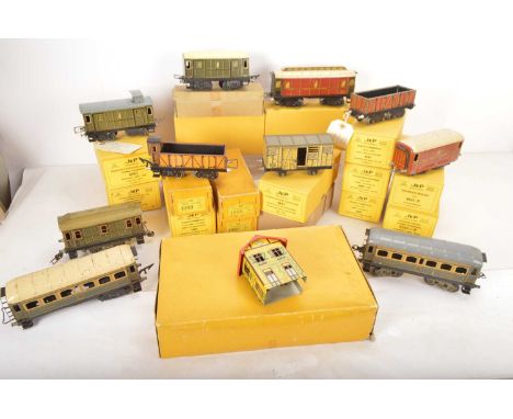 Jep 0 Gauge mixed group of Rolling stock (19), consisting of 24cm Post coach, 19cm Baggage car, Fourgon post car 19cm, SNCF O
