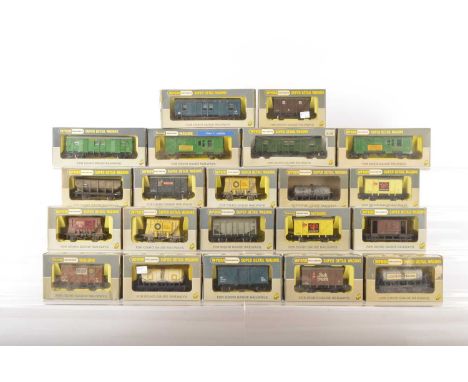 Wrenn 00 Gauge boxed Goods Rolling stock some weathered (21), original condition, W5415 green Horse Box (2, one in Fruit wago