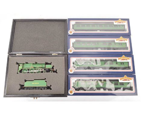 Bachmann 00 Gauge boxed SR green Lord Nelson Class Locomotive and BR SR malachite green Bulleid Corridor Coaches (5), 31-400 