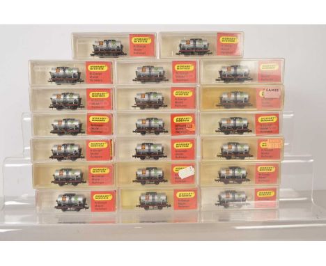 Hornby Minitrix N Gauge Shell/ BP Tank Wagons (20), all cased, N 516 Shell/BP tank wagons in silver livery, G-E, cases VG, (2