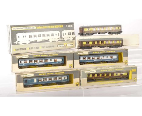 Wrenn 00 Gauge boxed chocolate and cream Brighton Belle 2-Car set and spare coach and three blue grey Golden Arrow Coaches (5