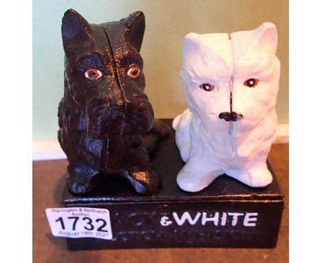 Cast iron black and white scotch whiskey dogs ornament, H: 15 cm. P&amp;P Group 2 (£18+VAT for the first lot and £3+VAT for s