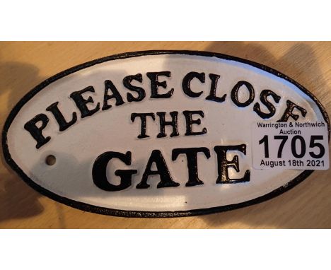Cast iron white Please Close The Gate sign, L: 17 cm. P&amp;P Group 1 (£14+VAT for the first lot and £1+VAT for subsequent lo