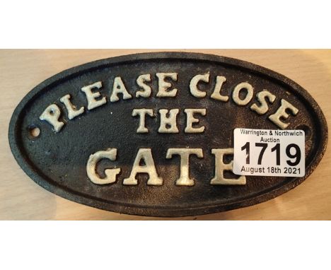 Cast iron black Close The Gate sign, L: 17 cm. P&amp;P Group 1 (£14+VAT for the first lot and £1+VAT for subsequent lots) 
