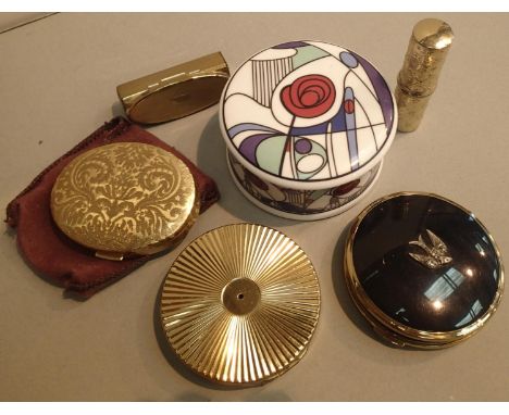 Two compacts, lipstick holders and a lidded Wrenn ceramic pot. P&amp;P Group 2 (£18+VAT for the first lot and £3+VAT for subs